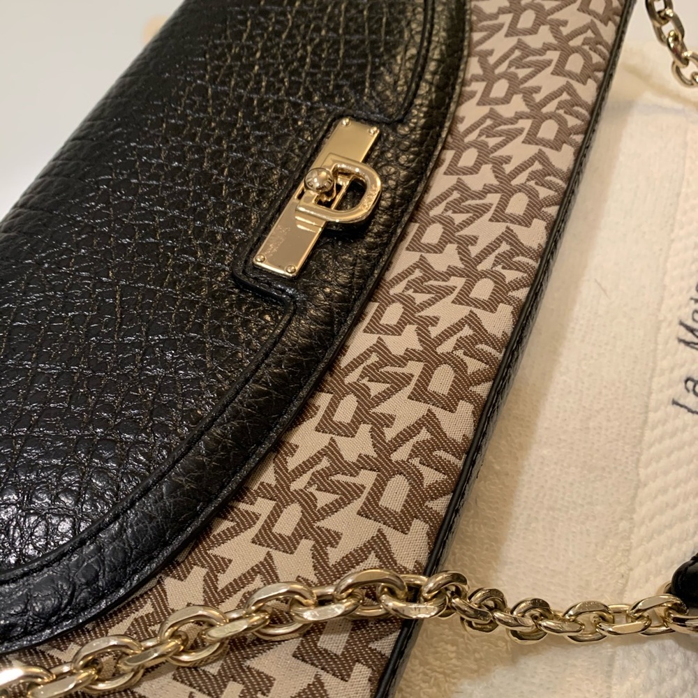 DKNY women’s handbag that can be worn on the shoulder. Great condition